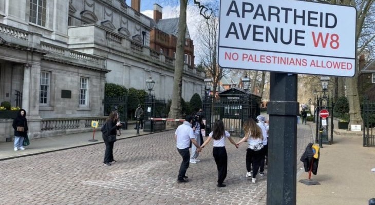نشطاء يغيرون اسم شارع السفارة الإسرائيلية في لندن لـ”الفصل العنصري”