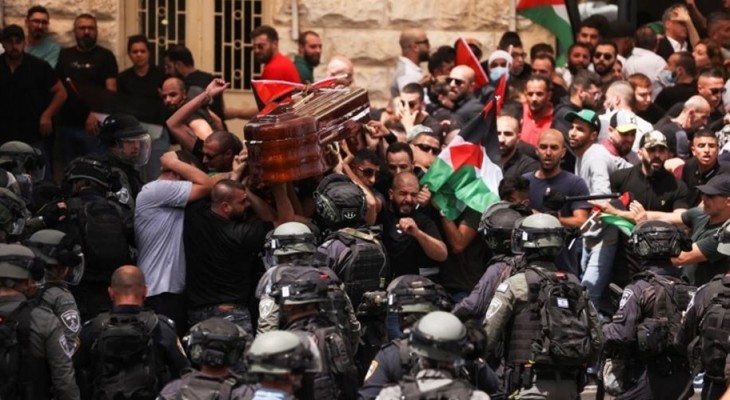 الاحتلال يتخذ قرارًا مسبقًا بعدم محاكمة المعتدين على جنازة أبو عاقلة