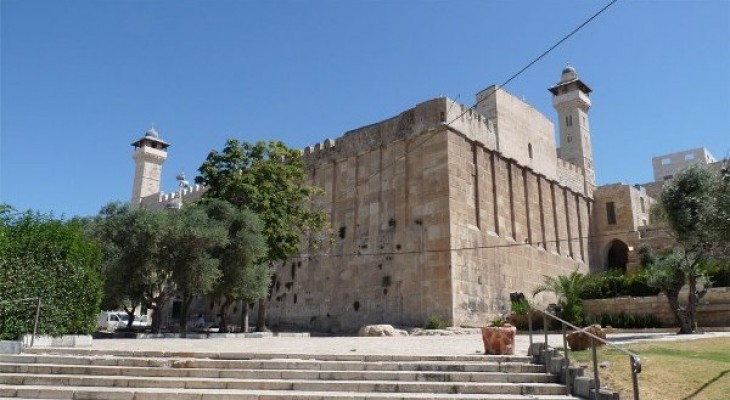 3000 provocatively settlers storm Ibrahimi mosque under IOF protection
